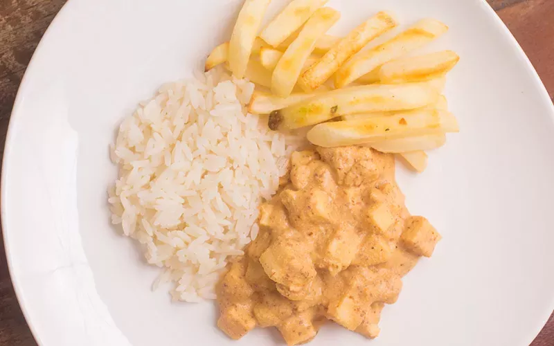 Prato com arroz, Estrogonofe e batata fria  