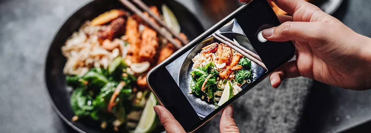 Boas fotos dos pratos do restaurante usando celular 