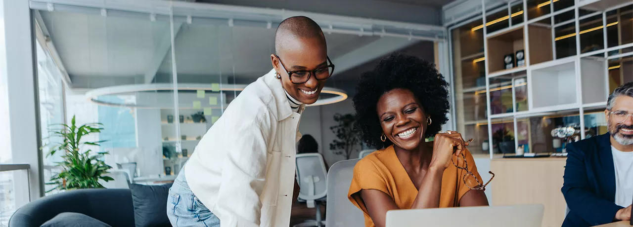 Equipe trabalha junta para fazer a administração dos benefícios legais dos funcionários da empresa 