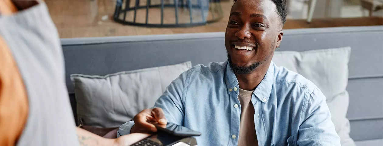 Homem paga conta com vale-refeição Pluxee no seu restaurante favorito 