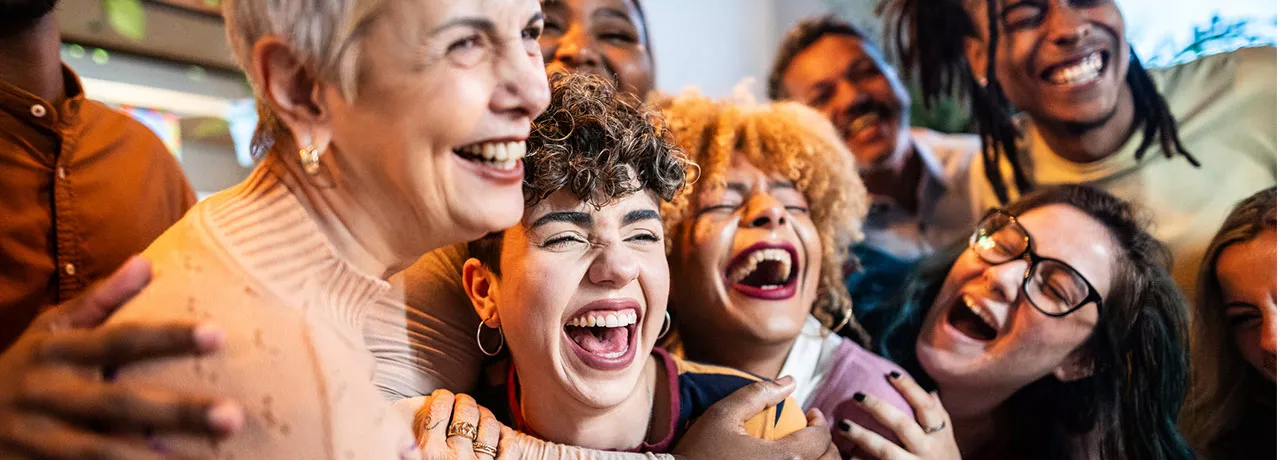 Colegas de trabalho se divertem juntos em festa organizada pela empresa 