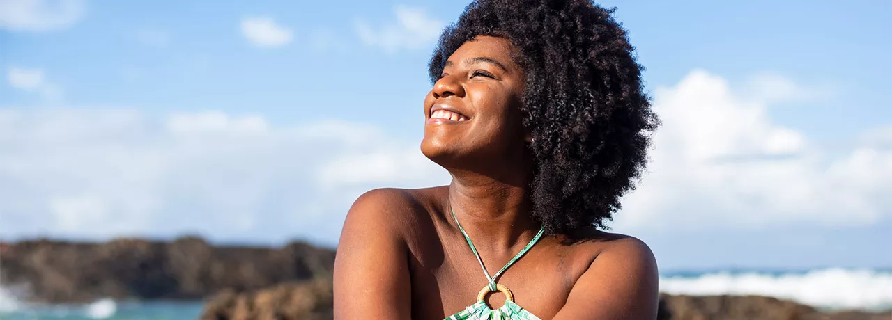 Mulher descansa na praia durante suas merecidas férias do trabalho 