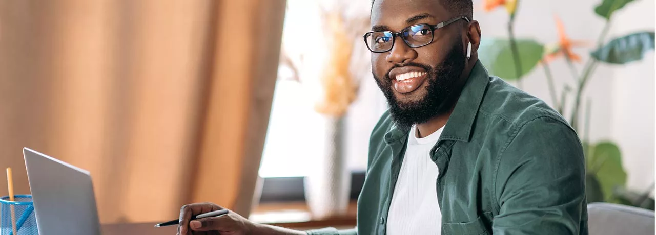 Homem trabalha de casa. RH tem papel fundamental no equilíbrio entre vida pessoal e profissional 