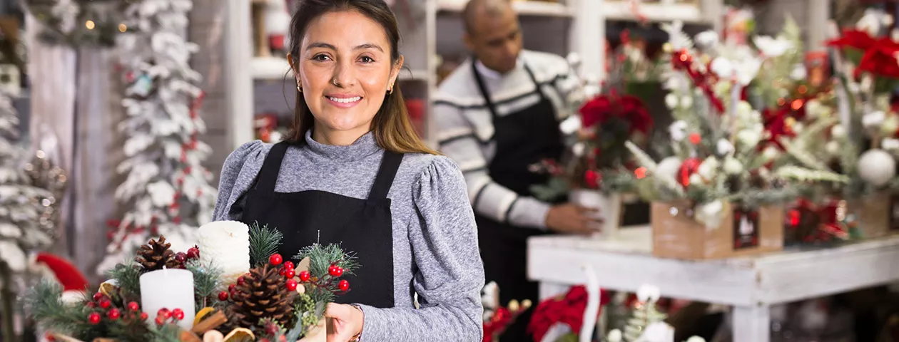 Comerciante prepara sua loja para o Natal. Veja nossas dicas para aproveitar datas comemorativas 