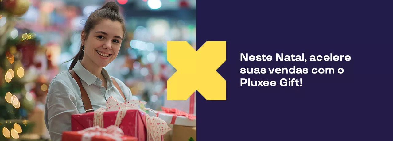 Balconista de loja trabalha nos preparativos para o Natal 