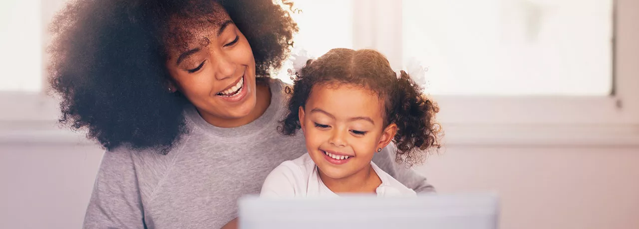 Mãe trabalha em home office na companhia de sua filha 