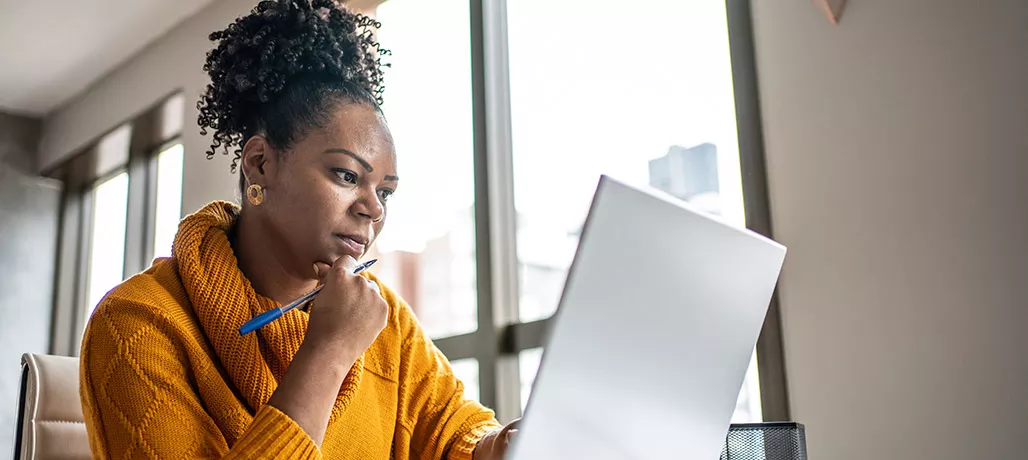 Profissional de RH analisa a rescisão de um contrato no seu computador 