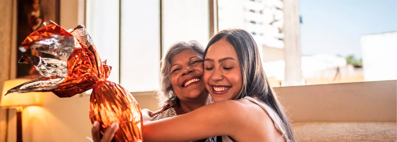 Mãe e filha se abraçam durante a comemoração de Páscoa 