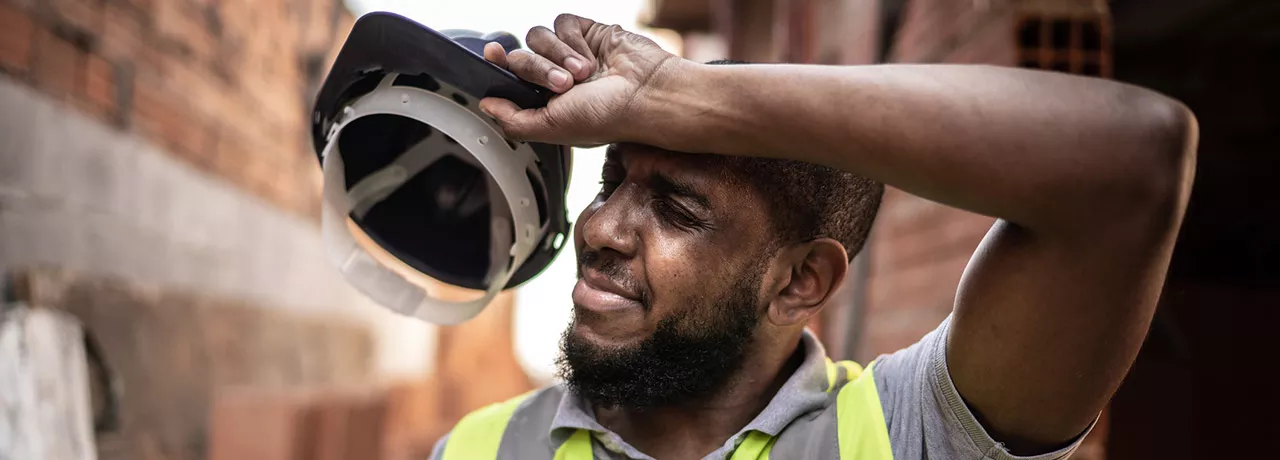Trabalhador da construção civil aparece cansado depois de um dia longo de trabalho 