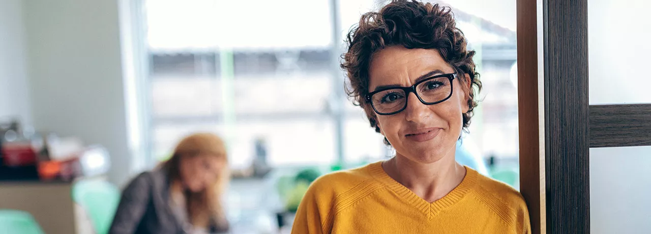 Foto mostra uma profissional trabalhando no escritório 