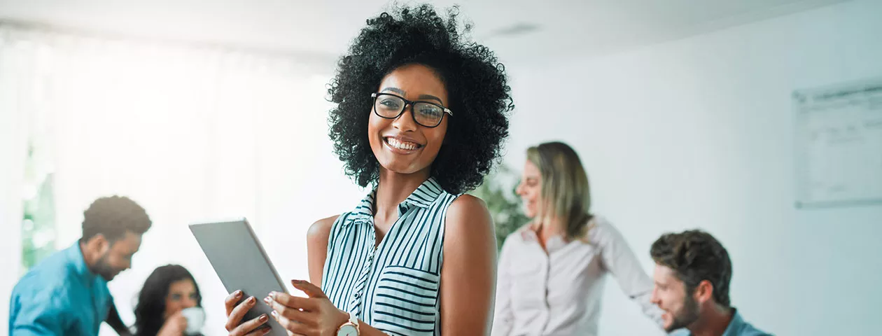 Gerente sai feliz de uma reunião com sua equipe 
