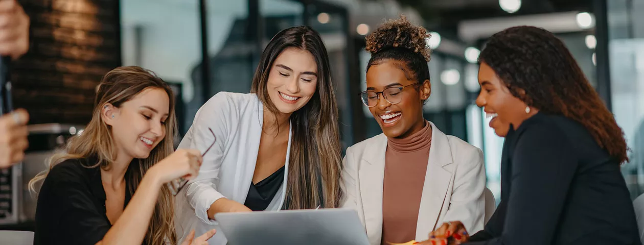 Quatro mulheres fazem uma reunião juntas no escritório 