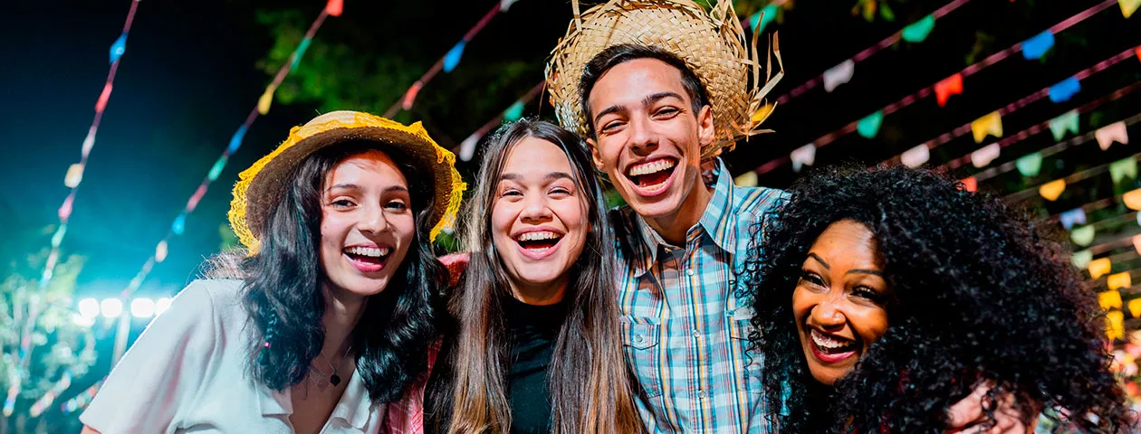 Amigos se divertem em uma festa junina 