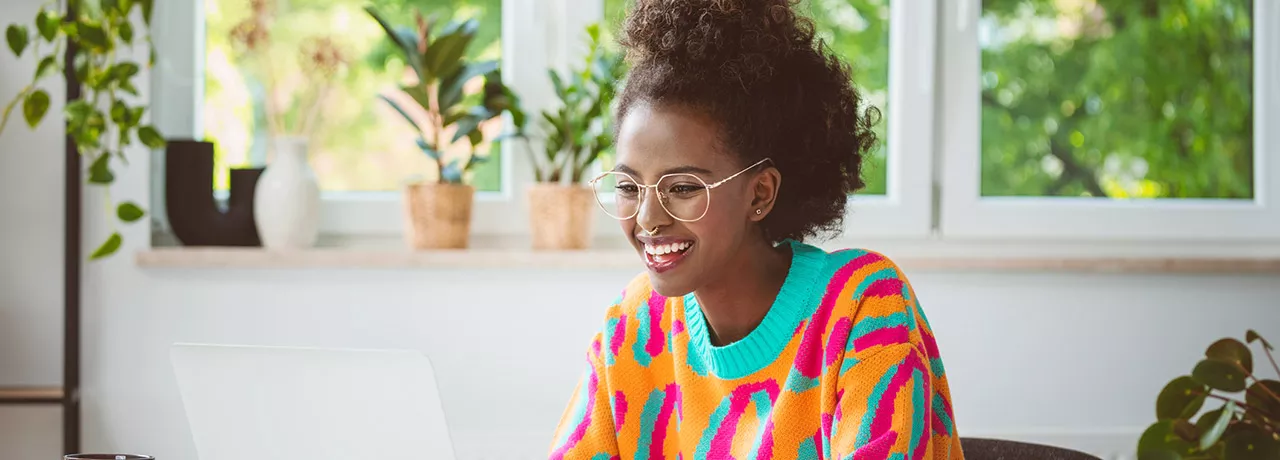Jovem profissional trabalha em home office com horário flexível 