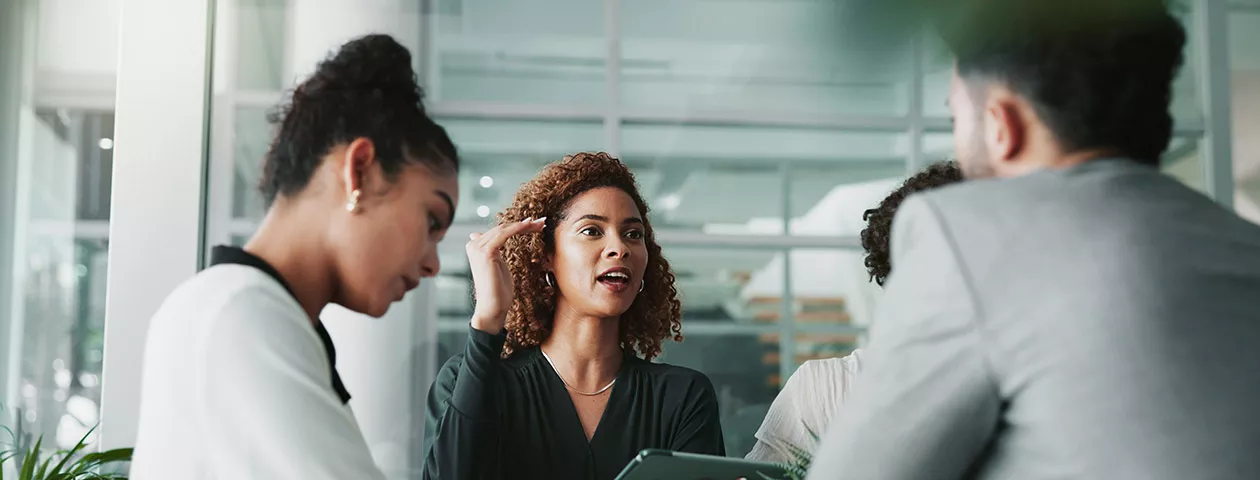 pessoas em uma reunião discutindo sobre uma matriz de competências. 