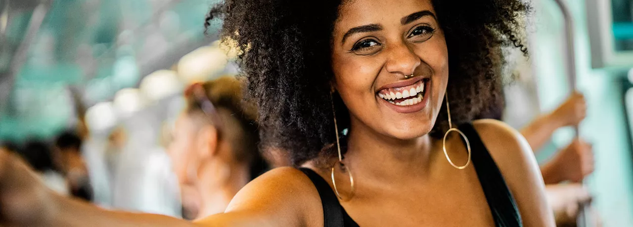 mulher sorrindo no transporte público 