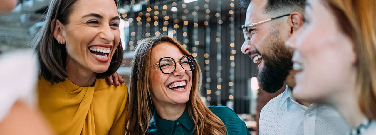 pessoas felizes comemorando juntas. 