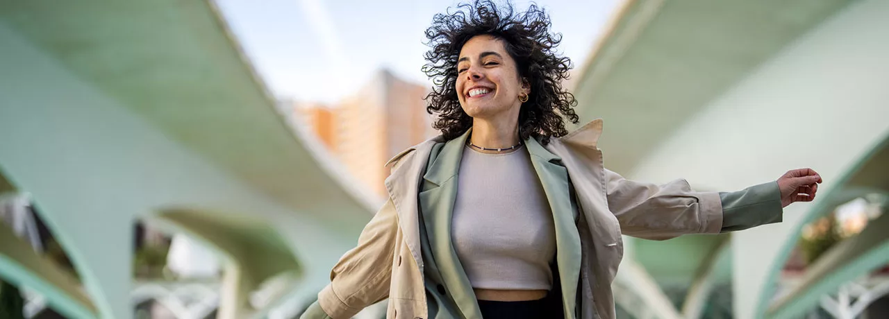 mulher feliz andando na rua. 