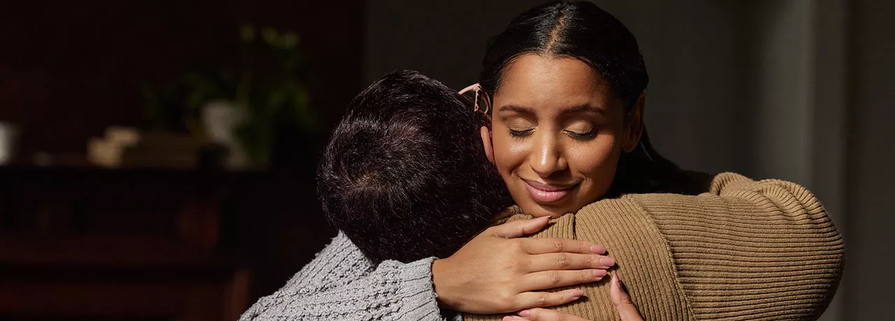 duas pessoas se abraçando. 