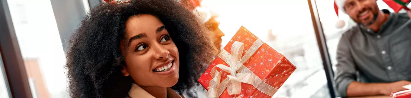 Jovem recebe presente durante festa de amigo secreto no trabalho 