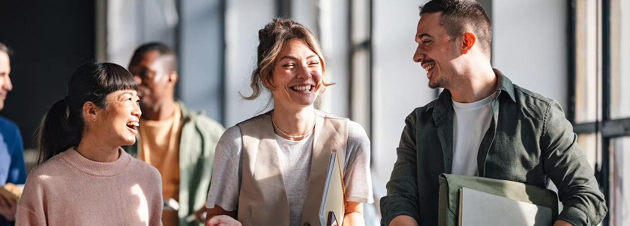 Colegas de trabalho riem juntos durante reunião 