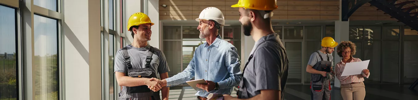 profissionais utilizando EPI enquanto conversam. 