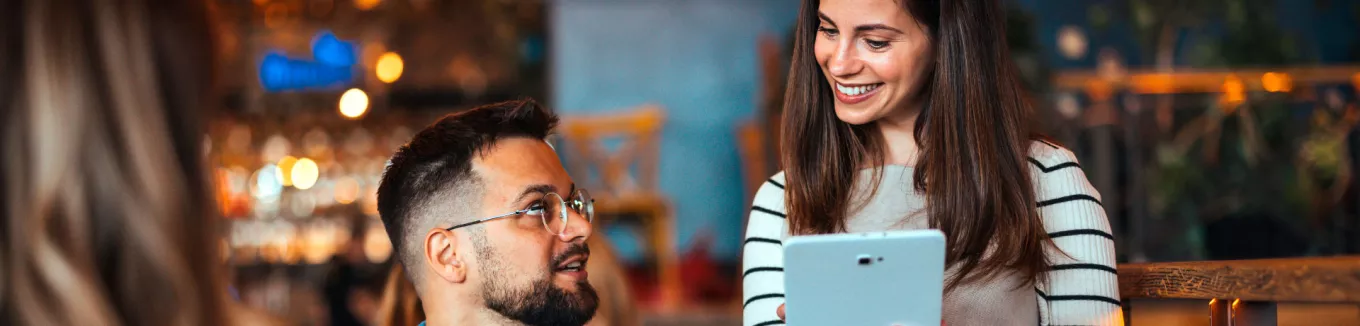 Duas pessoas conversam em um restaurante 