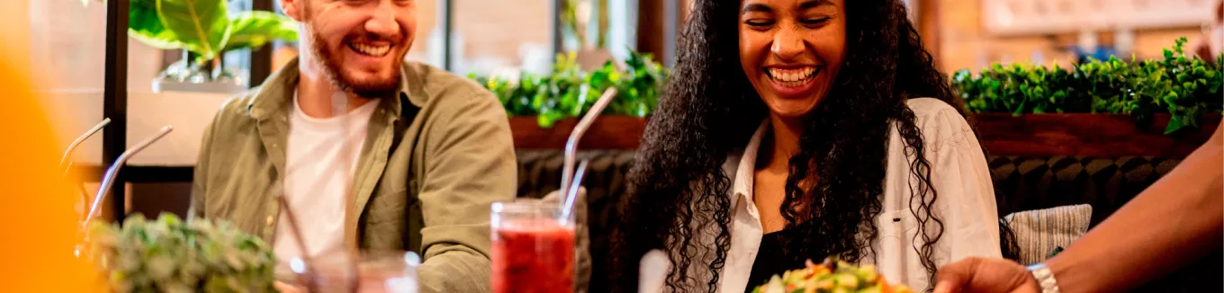 Dois amigos se divertem no almoço no restaurante 