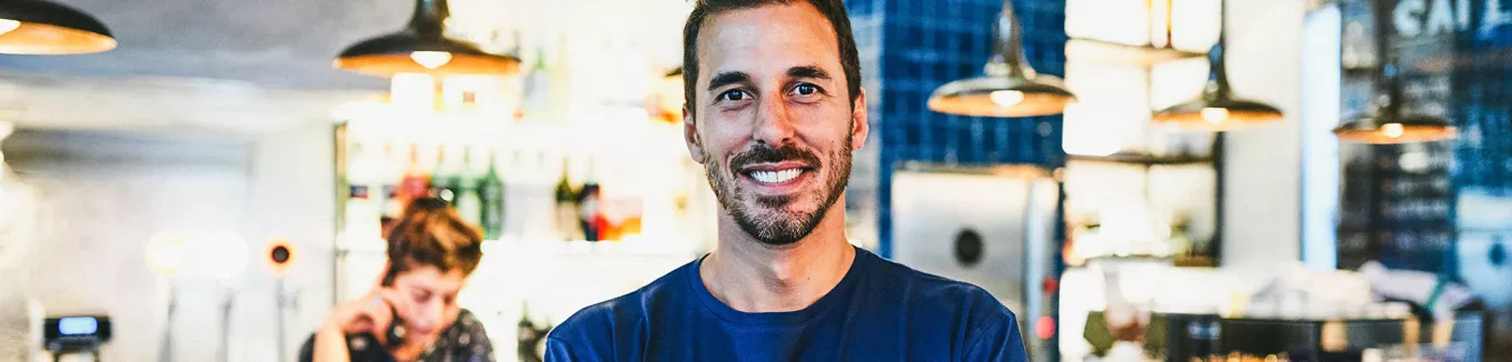 jovem em frente a próprio negócio. 