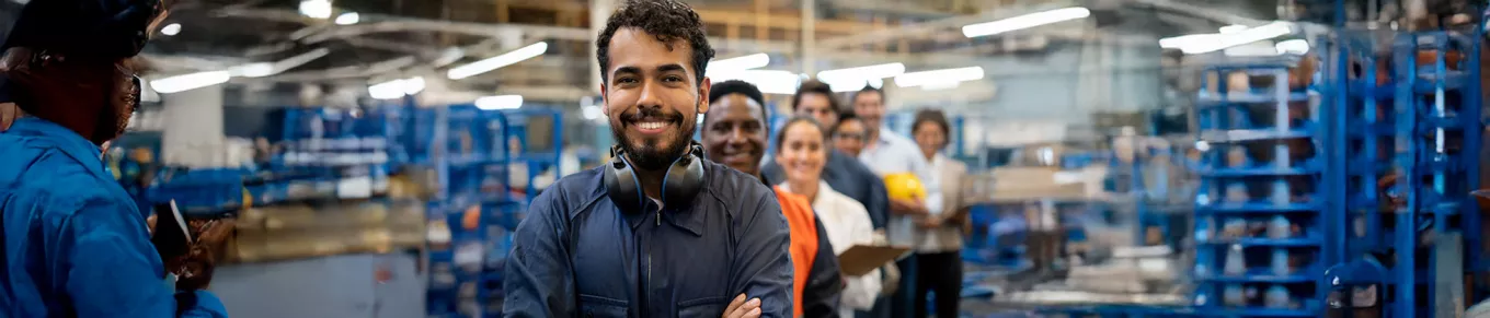 pessoas em fila sorrindo em ambiente de trabalho. 