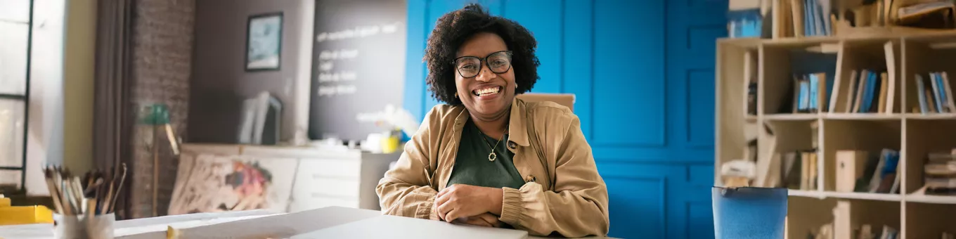 Foto mostra publicitária trabalhando de casa