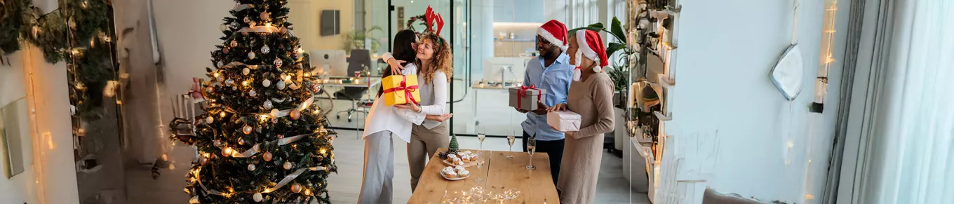 pessoas trocando presentes de natal em escritório. 