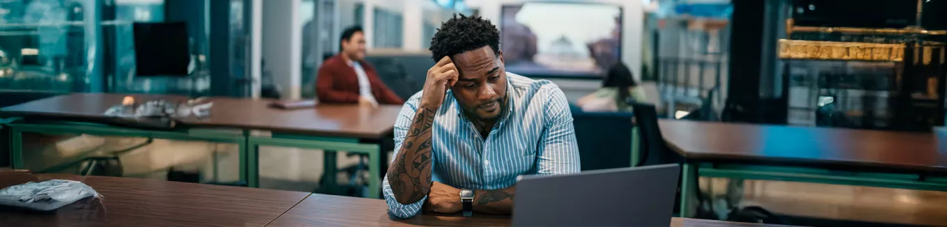 Foto mostra uma pessoa estressada no escritório 