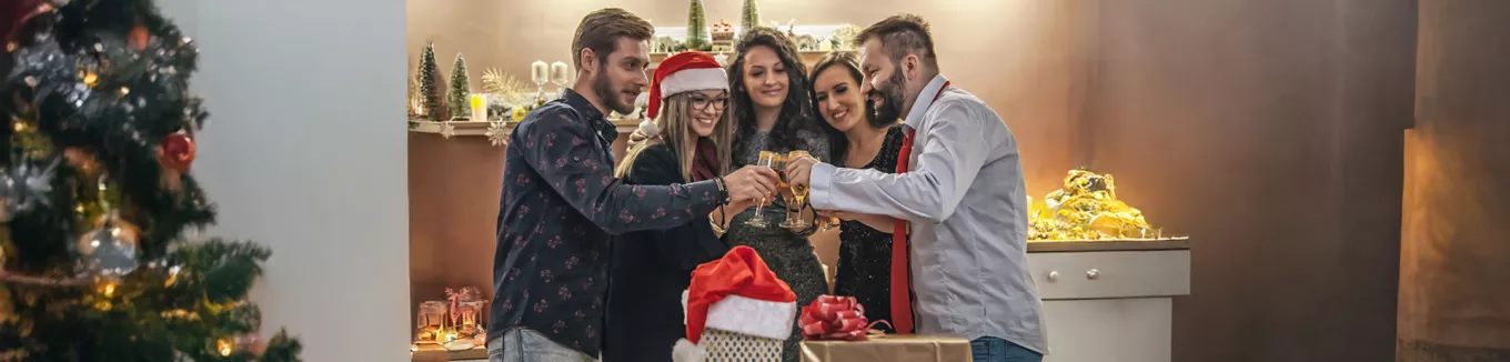 grupo de pessoas comemorando o natal juntas. 
