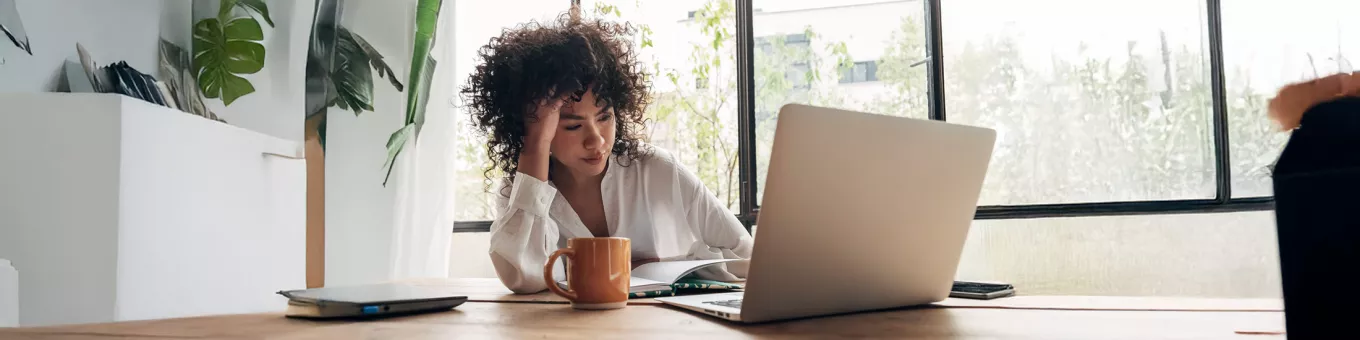 Foto mostra uma mulher cansada no trabalho 