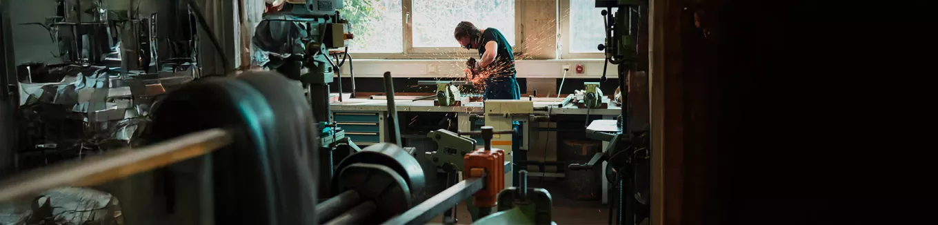 pessoa utilizando serra circular em oficina.