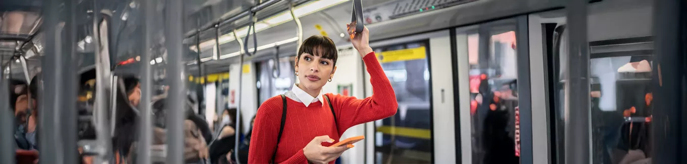 Foto mostra uma mulher andando no metrô a caminho do seu local de trabalho 