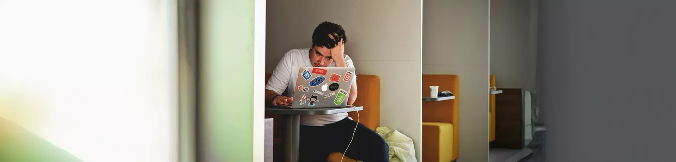 Foto mostra uma pessoa preocupada em seu trabalho