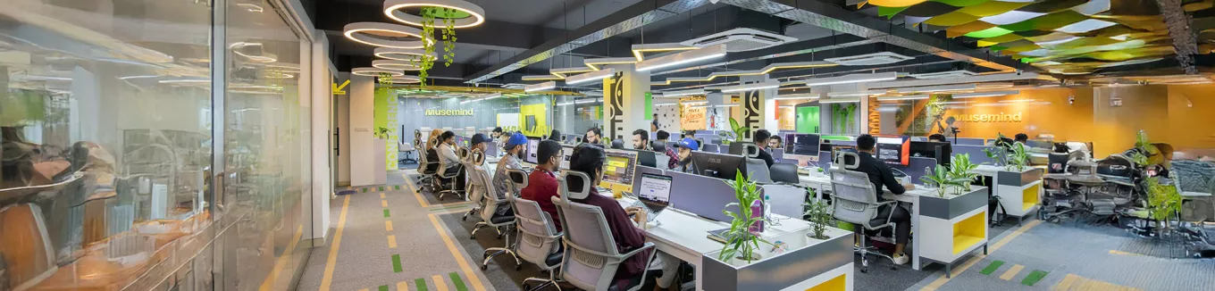 Foto mostra pessoas trabalhando em um escritório amplo