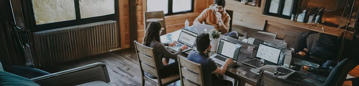 Foto mostra um grupo de pessoas trabalhando em um escritório 