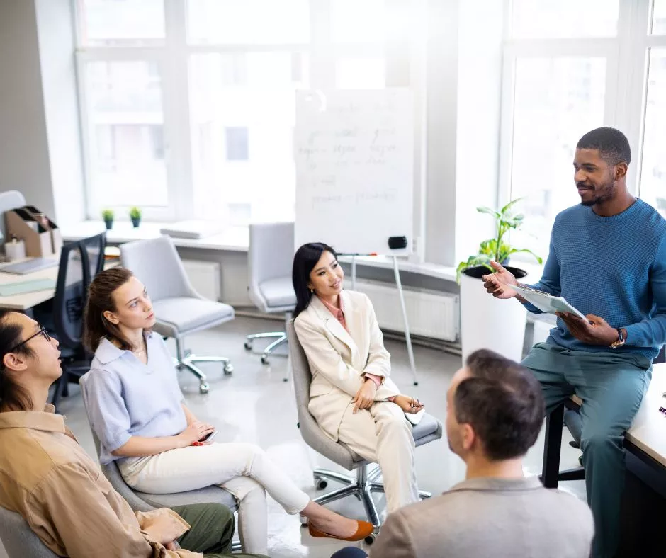 líder comunicando seu time sobre algo. 