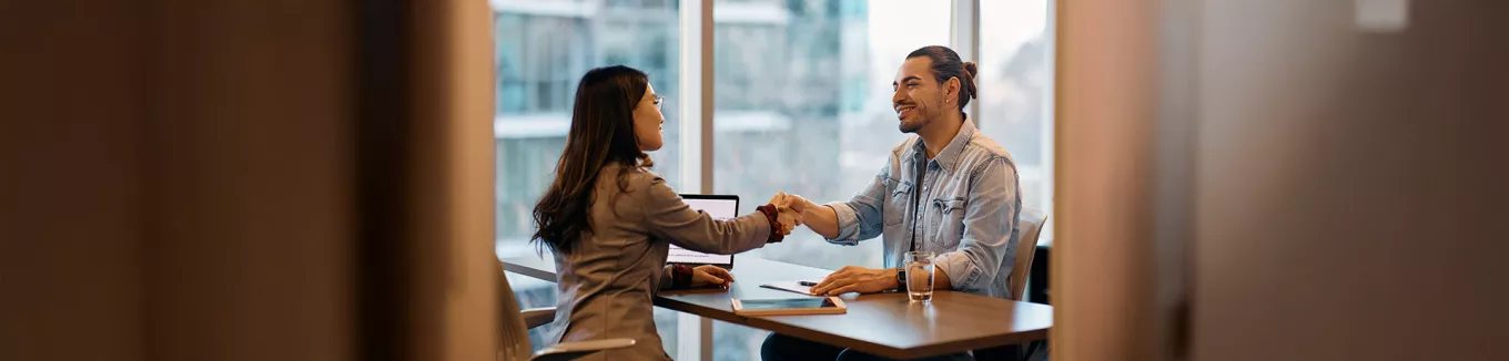 pessoa sendo entrevistada. 
