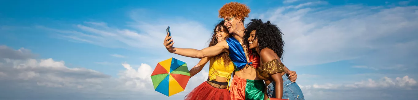 pessoas com roupa de carnaval tirando foto.