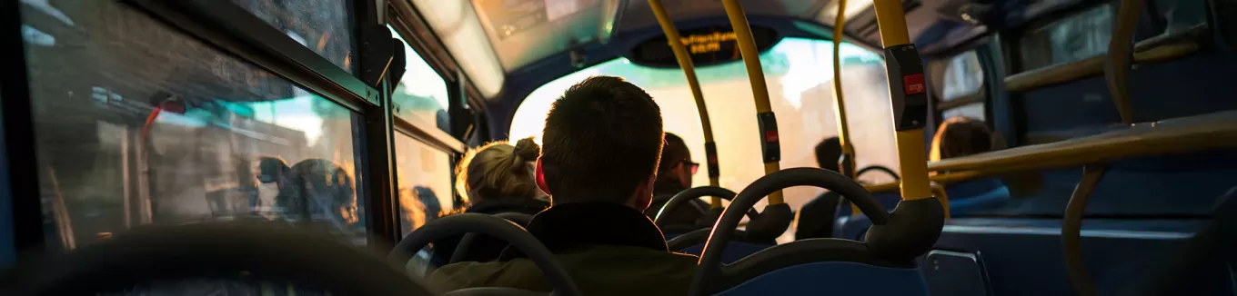 pessoa sentada em ônibus. 