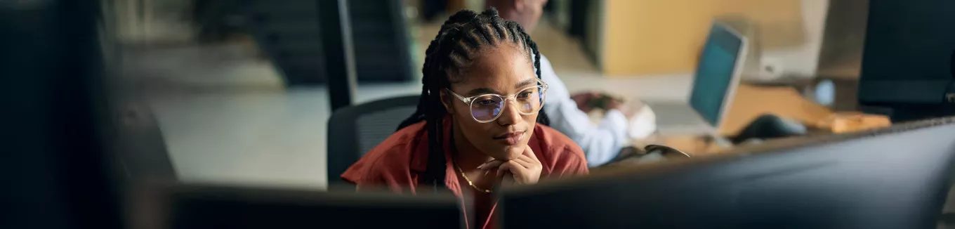 mulher olhando para computador pensativa. 