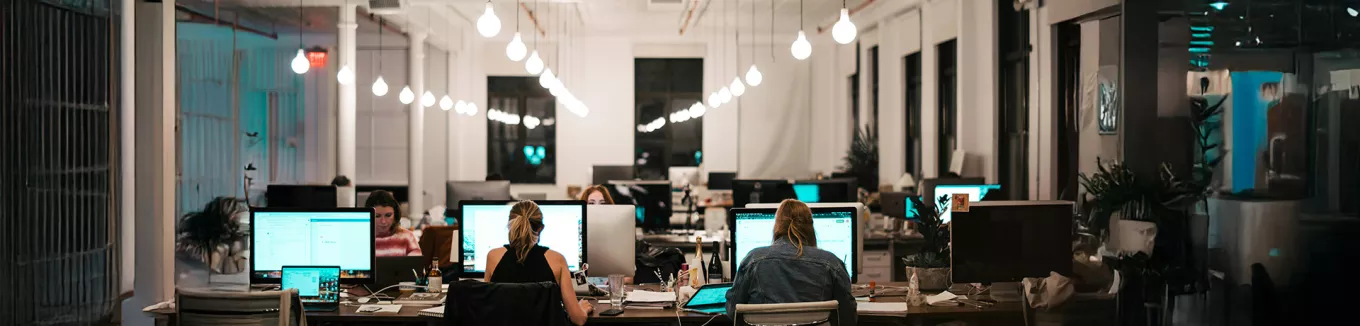 time trabalhando em escritório. 