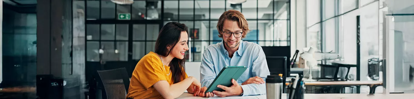 duas pessoas discutindo sobre algo em tablet. 