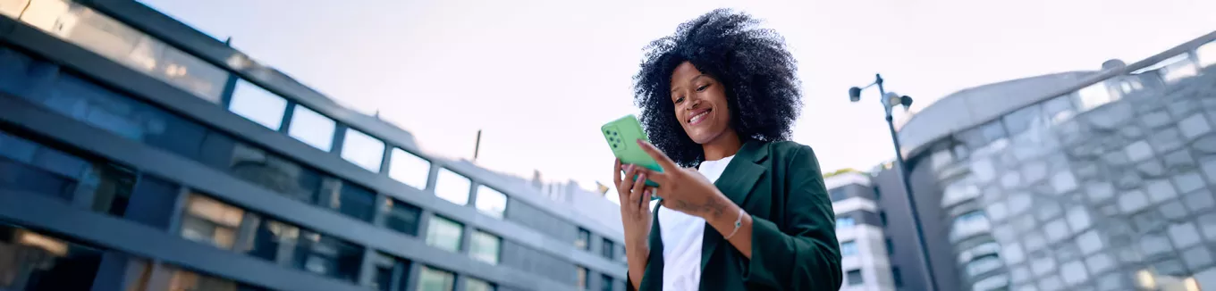 Foto mostra uma mulher acessando o smartphone 