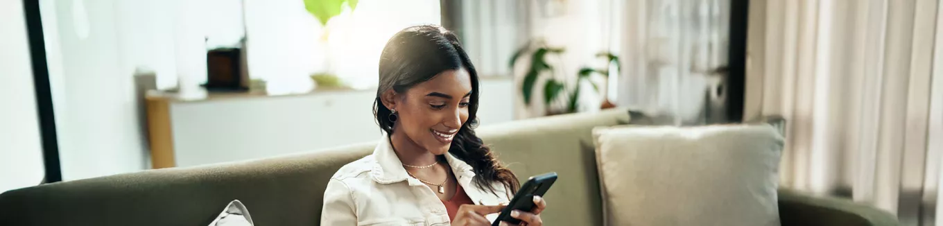 Mulher faz compra com Pluxee no delivery do iFood 