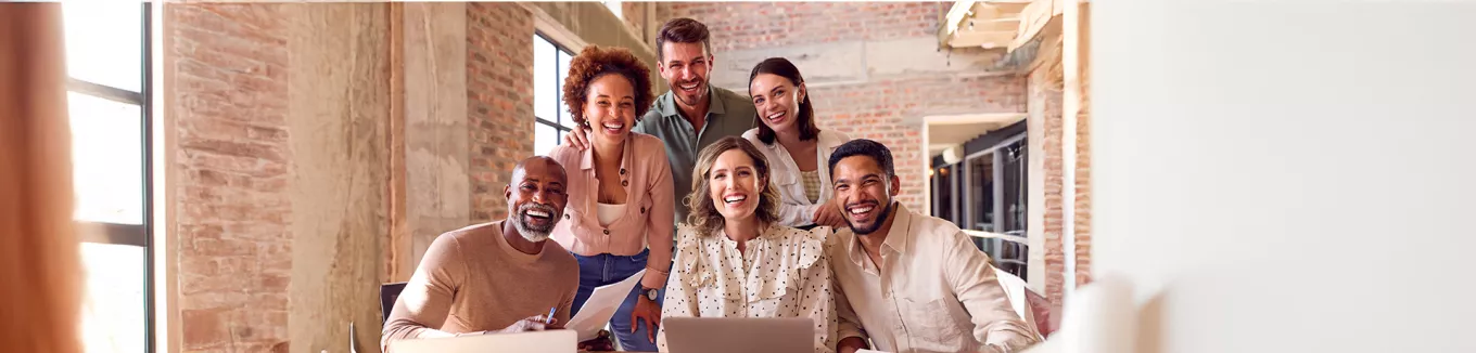 Foto mostra um grupo de colegas de trabalho depois de uma reunião 